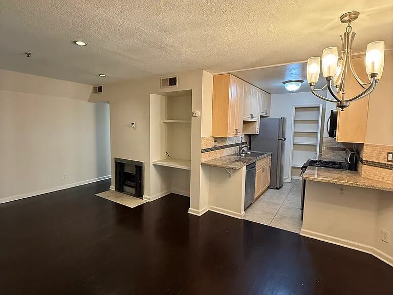 Burton Way Apartments — Photo 14