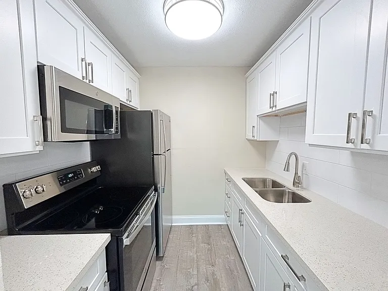 314 West Dr — Photo 2