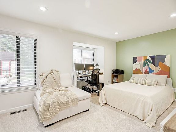 5th image of 2838 Cambridge Dr