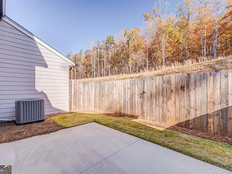 77 Chateau Dr — Photo 52