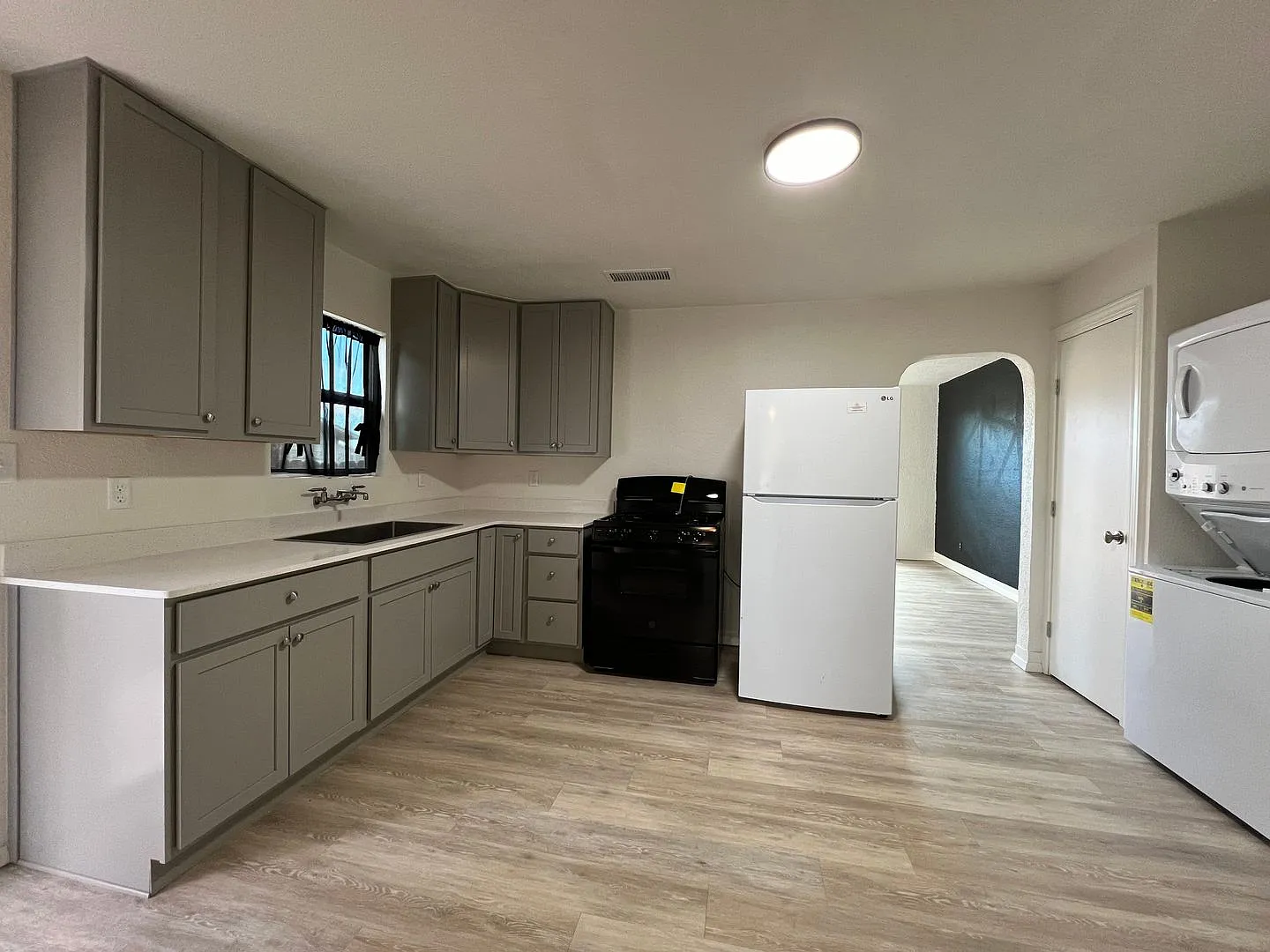 1110 W Grand — Photo 3