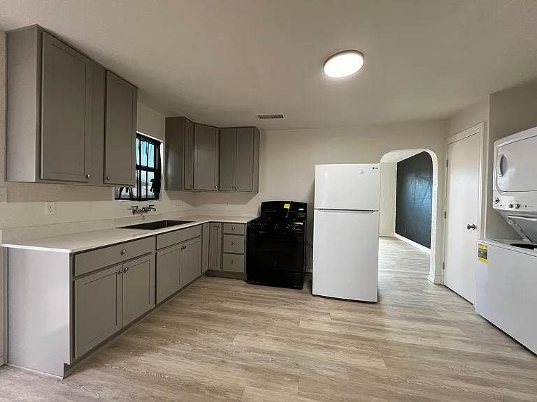 1110 W Grand Ave — Photo 3