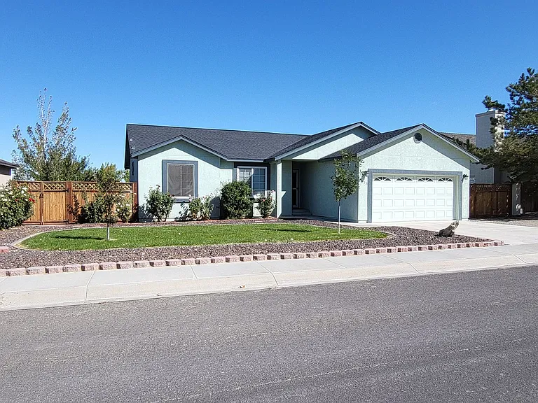 1073 Pepper Ln — Photo 2