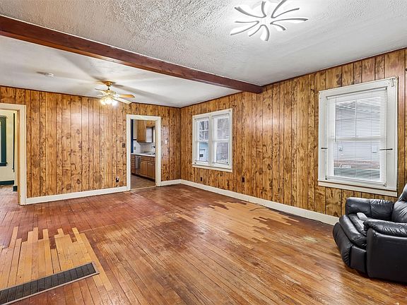 4th image of 431 S 6th Ave E
