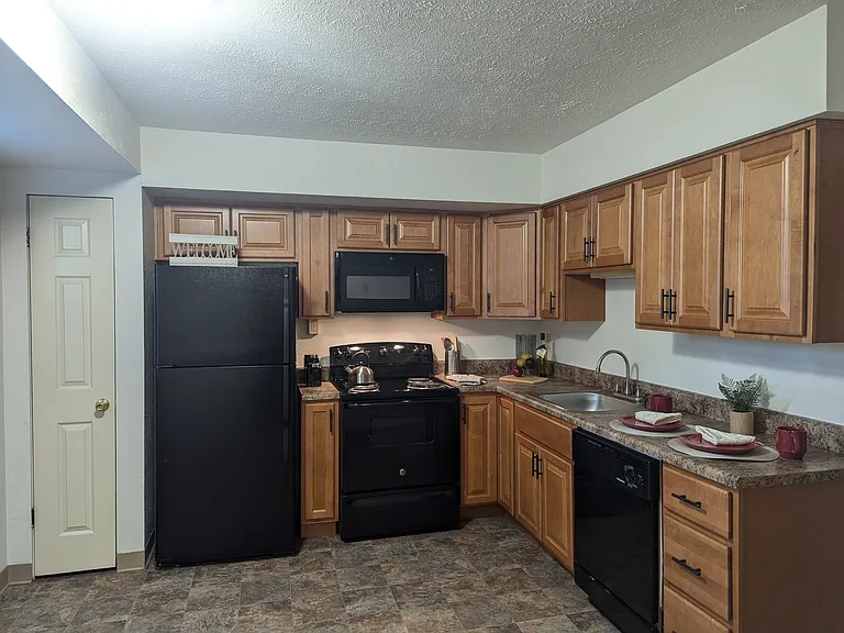 Holiday Park Apartments and Townhomes — Photo 14