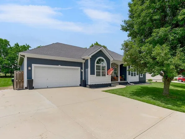 400 SW Horseplay Dr, Oak Grove, MO 64075