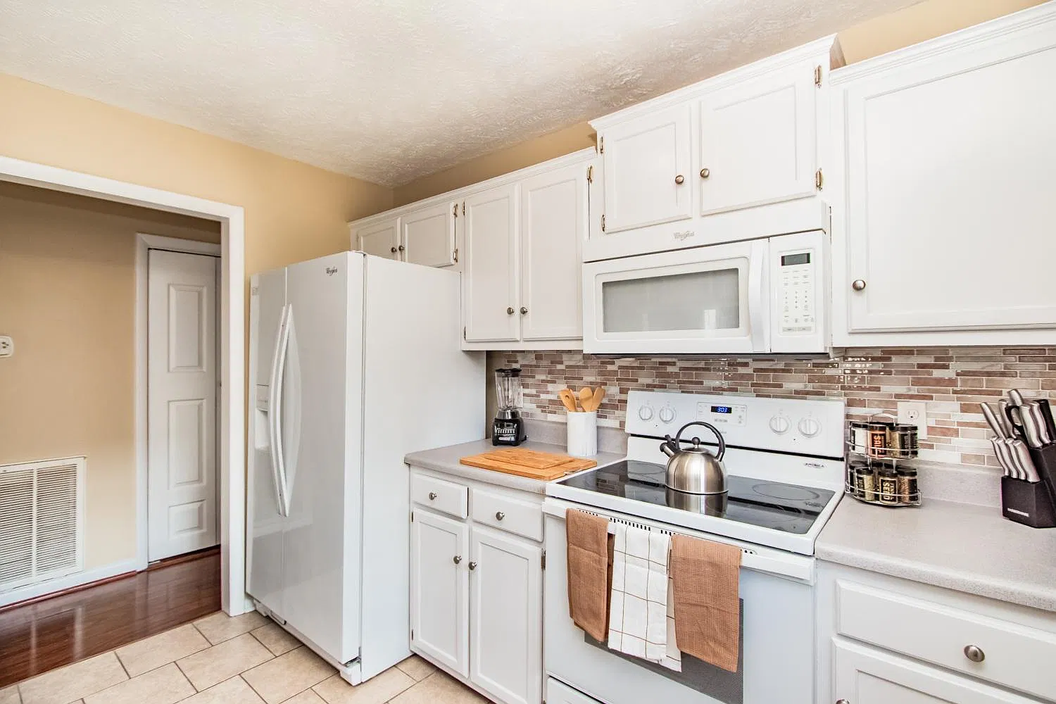 3493 Hastings Dr — Photo 2