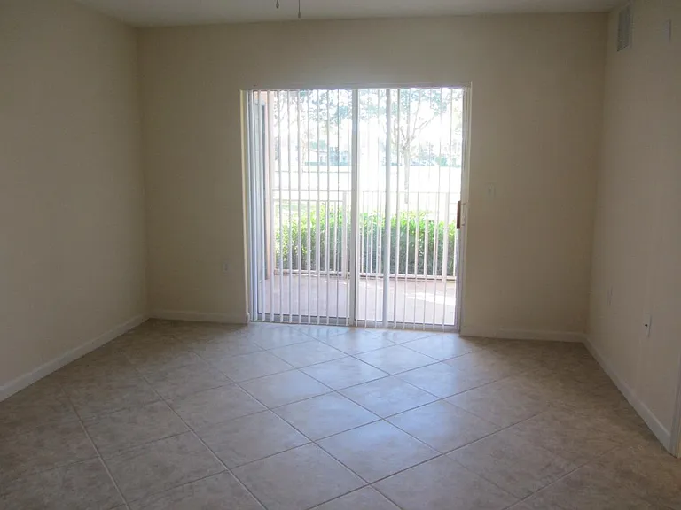 211 SW Palm Dr — Photo 3
