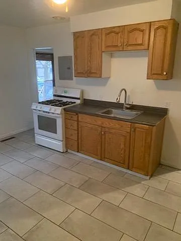 2 bed, 925 sqft, $1,760 — Photo 1