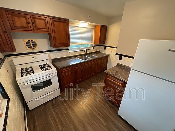 4th image of 119 Vermont Ave