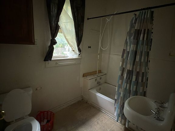 4th image of 1112 E Main St