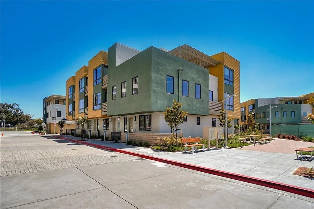 3 bed, 2277 sqft, $7,400 — Photo 1