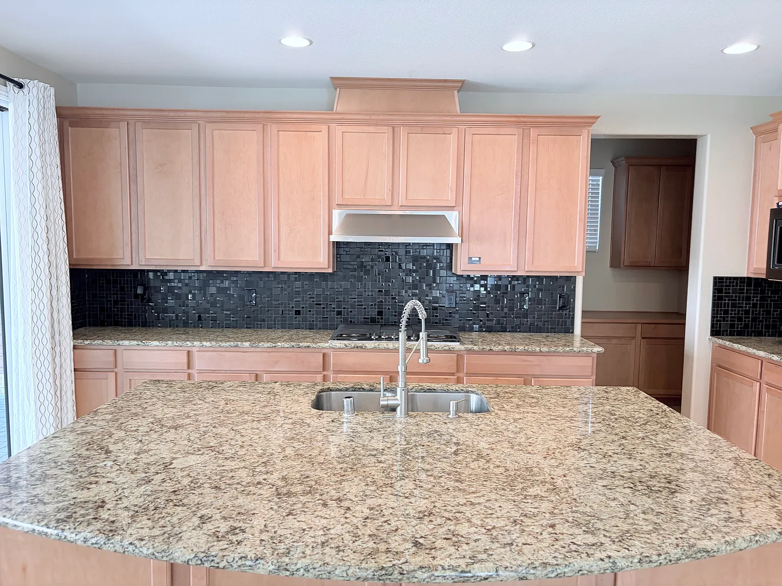 4 bed, 4.5 bath, 3281 sqft, $3,000 — Photo 4
