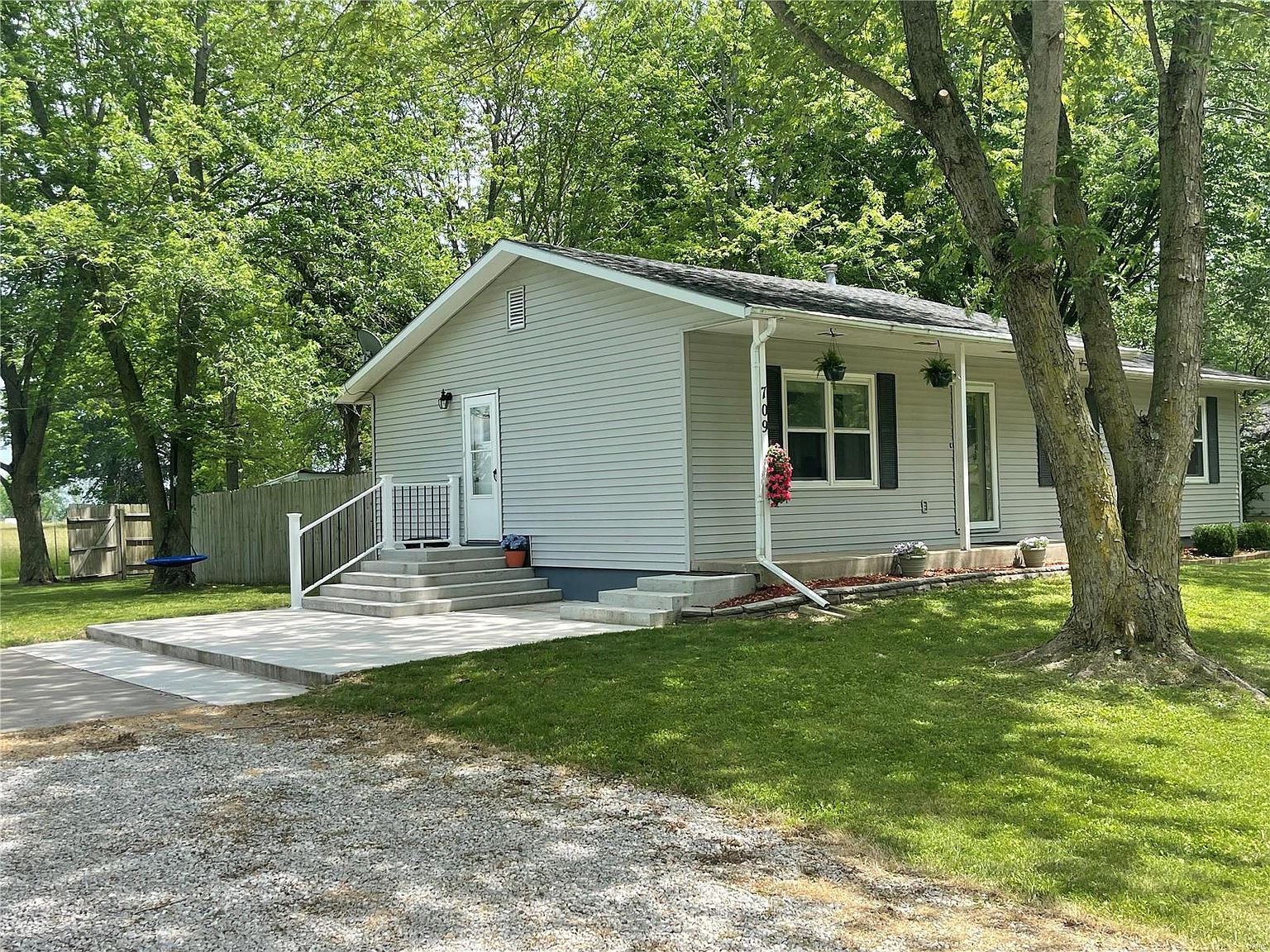 709 N Livingston St, Shelbina, MO 63468 Zillow