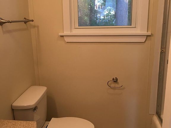 4th image of 402 Hayward Ave