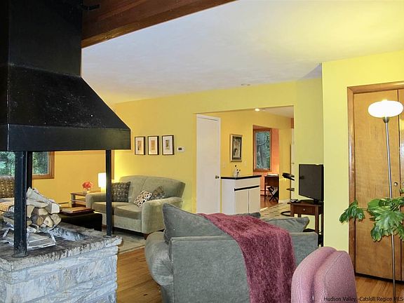 2nd image of 8 Lauretta Dr
