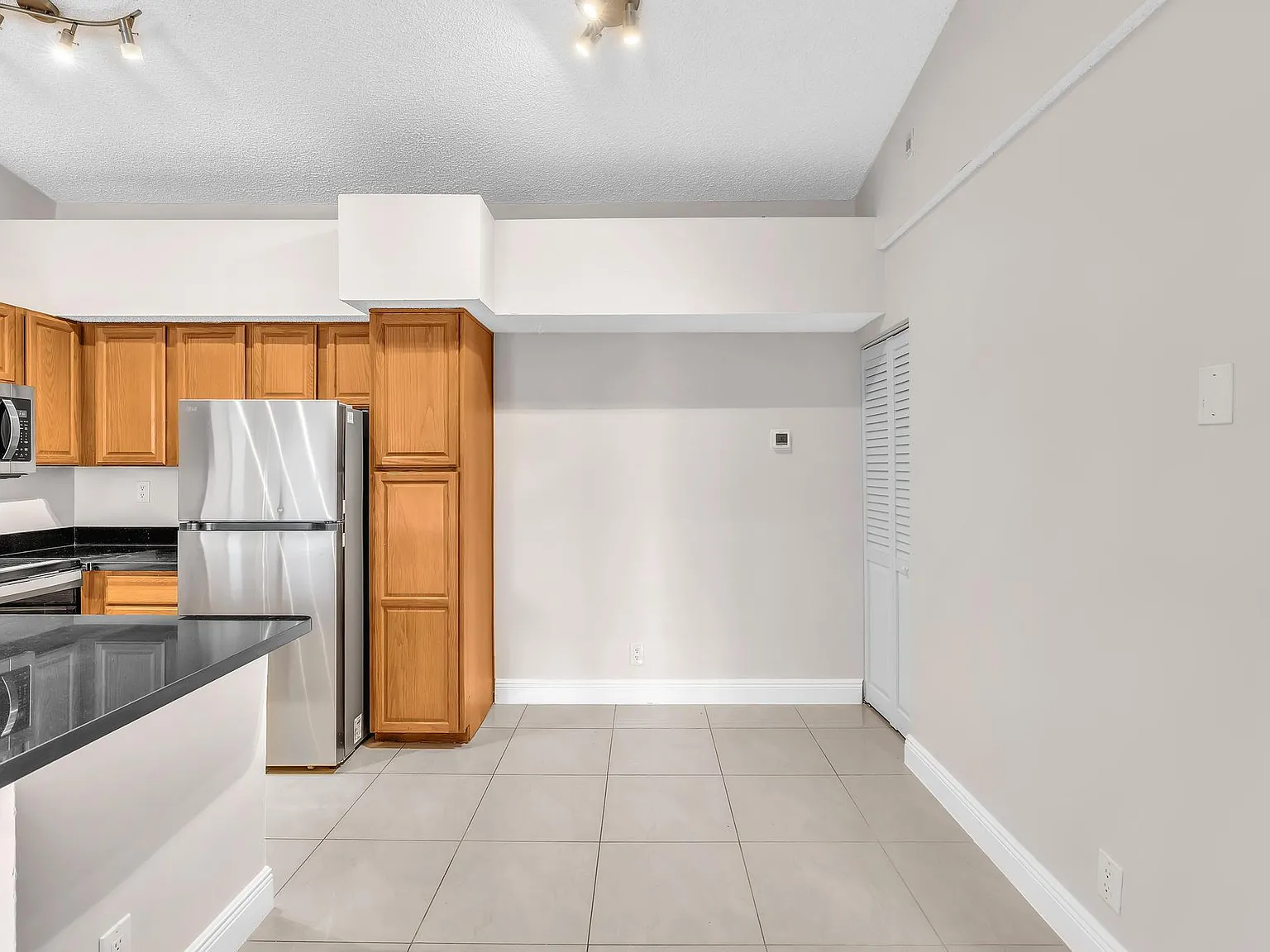 2 bed, 2.0 bath, 975 sqft, $2,200 — Photo 2