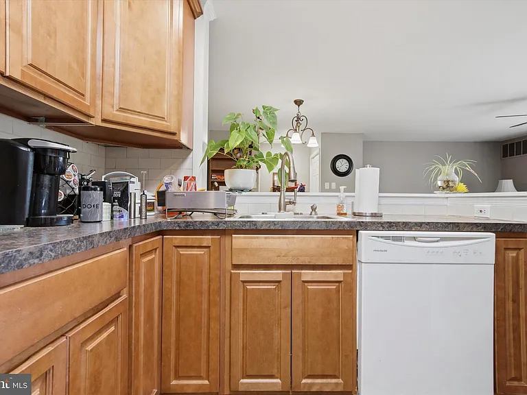 1003 Thornton Ct — Photo 8