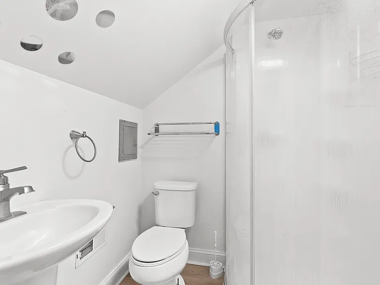 1006 Carlton Ave — Photo 1