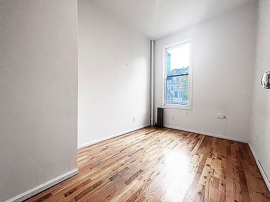 3rd image of 23 Meserole St APT 2L