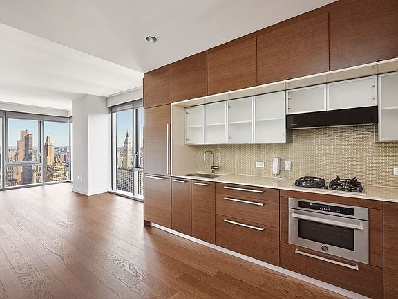 3rd image of 100 W 31st St APT 26E