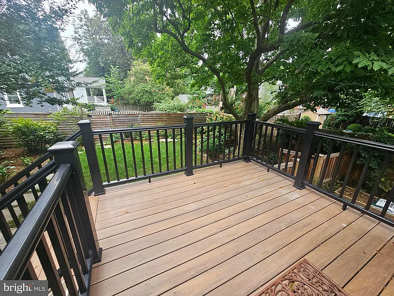 102 E Oak St — Photo 13