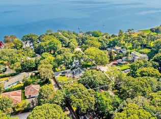 135 S Oakwood Dr, Laurel, NY 11948