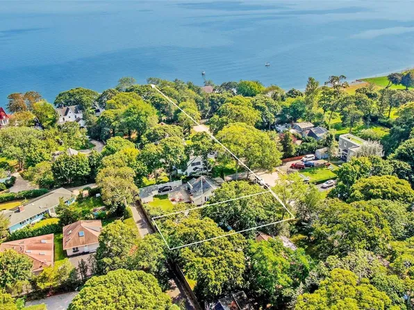 135 S Oakwood Drive, Laurel, NY 11948