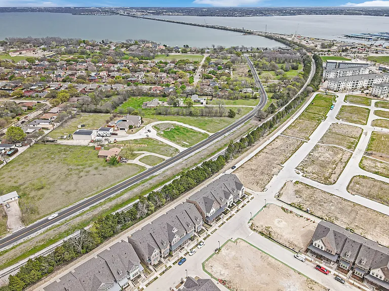 7929 Bayside Dr — Photo 48