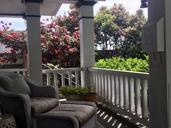 Front porch for your private use.