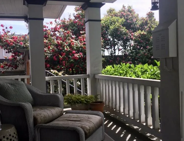 Front porch for your private use.