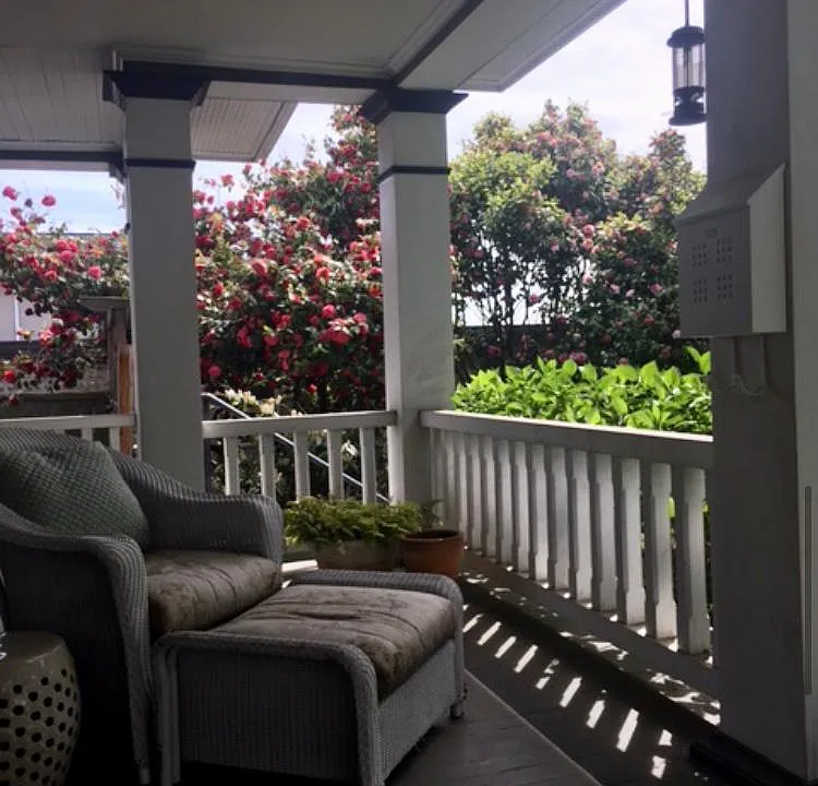Front porch for your private use.
