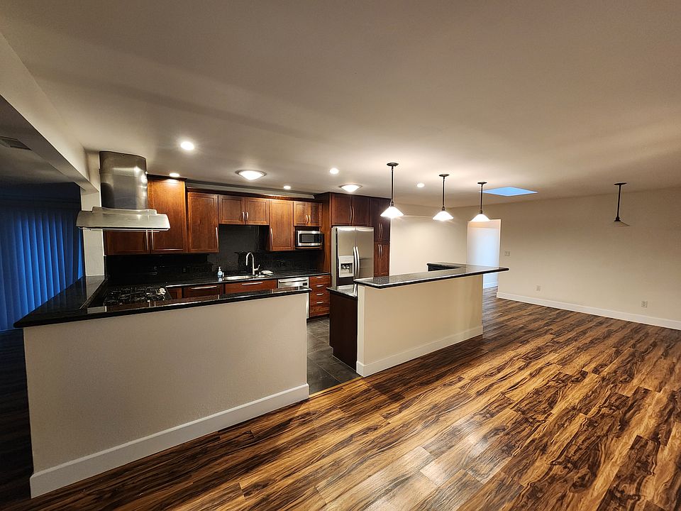 Entry way looking into kitchen and dinning.