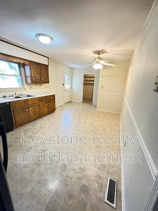 3 bed, 2.0 bath, 1350 sqft, $1,200 — Photo 4