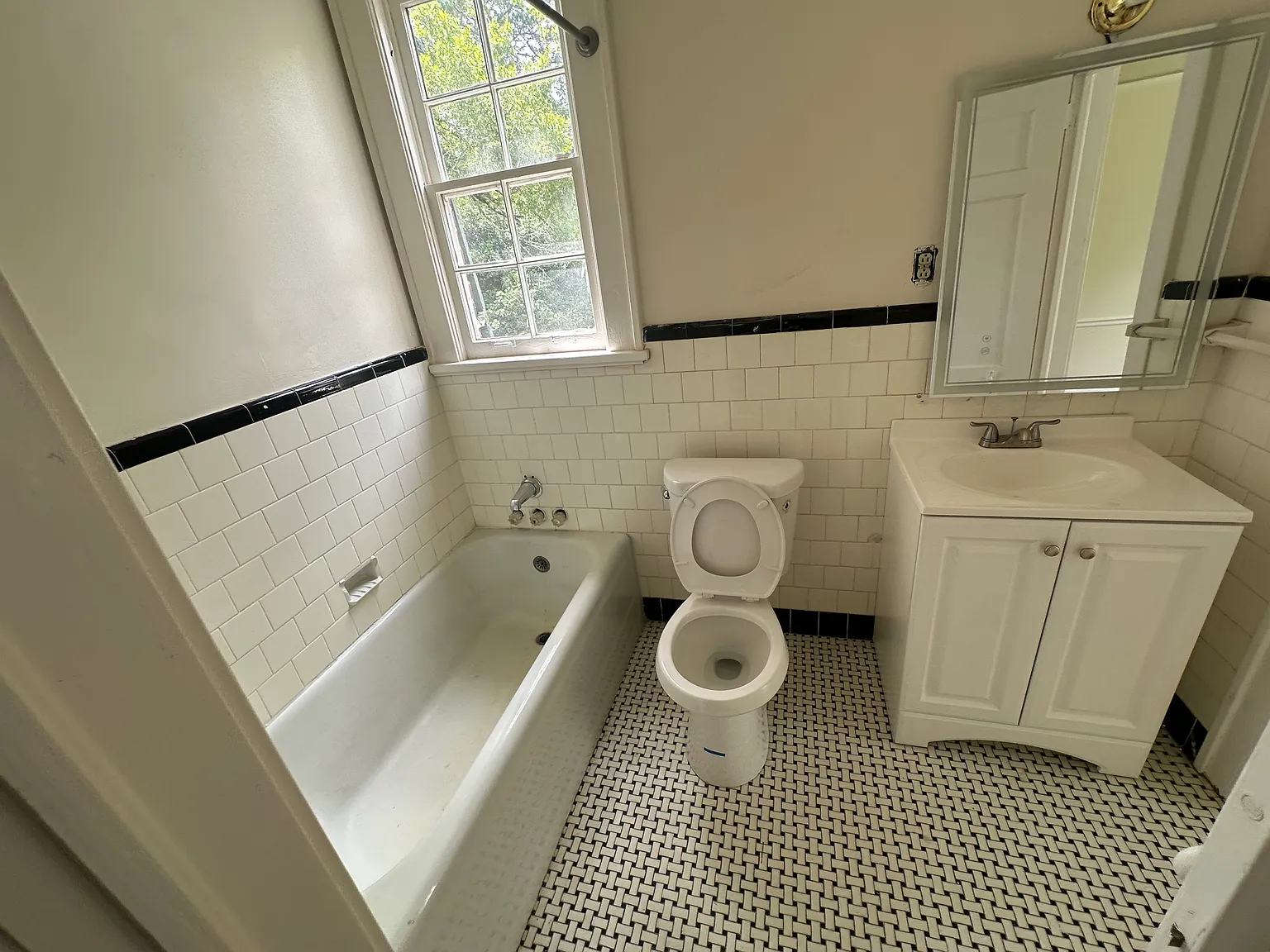 5 bed, 3024 sqft, $2,000 — Photo 2