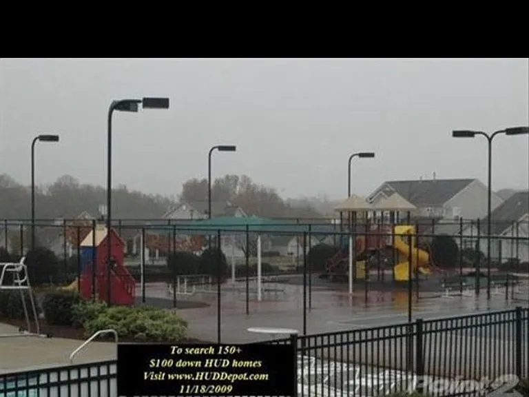 2010 Uptown Sq — Photo 4