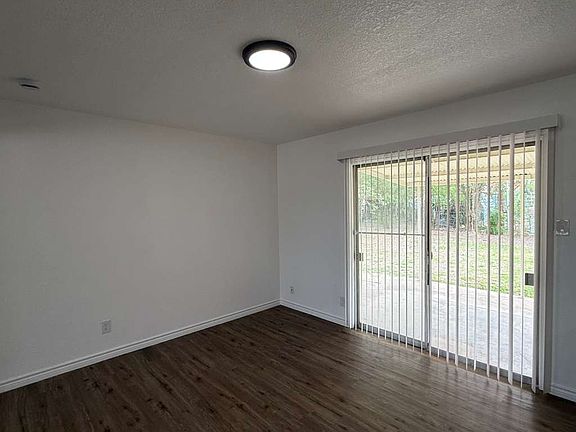 5th image of 206 Covina Ave
