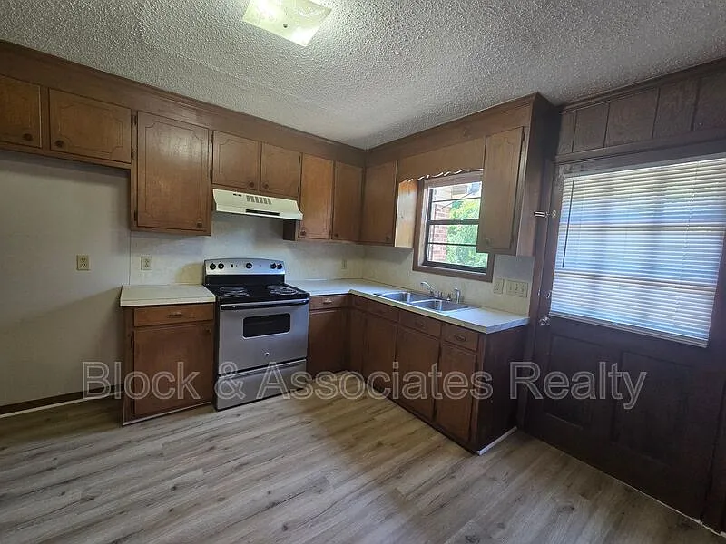 2 bed, 1.0 bath, $800 — Photo 2