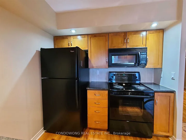 270 Wellington St W #819 — Photo 1