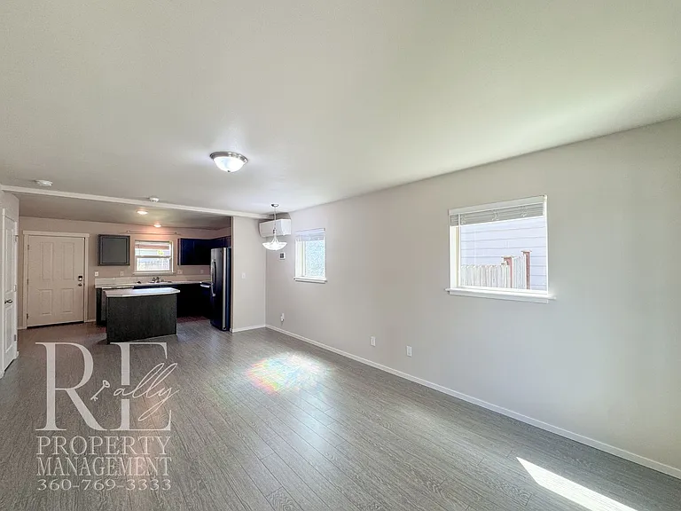 690 SE Olga Cir — Photo 4