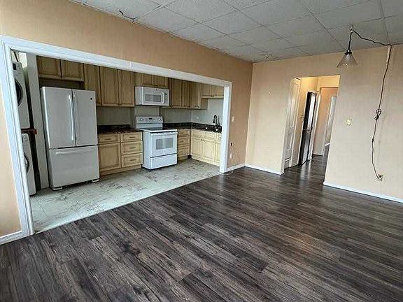 2nd image of 55 Walton St Unit 2