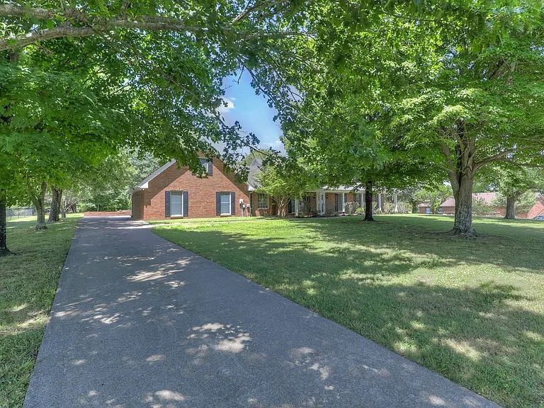 2303 Friendship Dr — Photo 3
