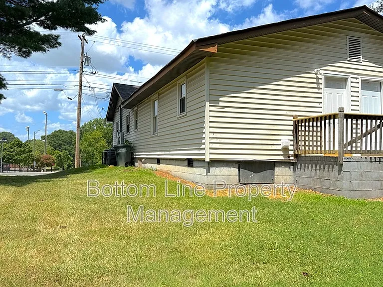 910 N Morris St — Photo 9