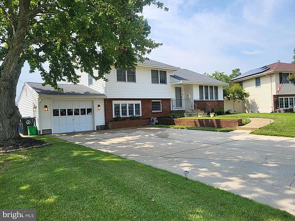 2nd image of 2 Cedar Cir