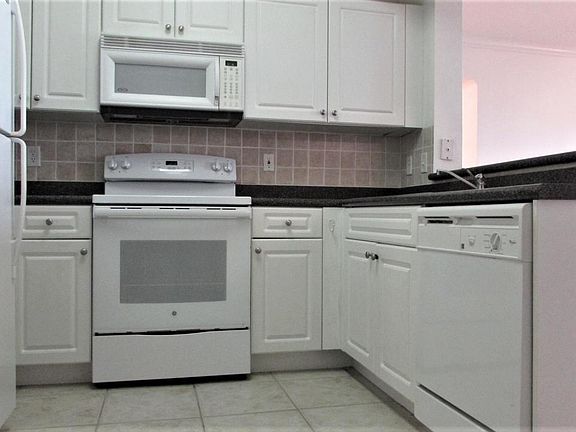 5th image of 557 SE Prescott Pl #557