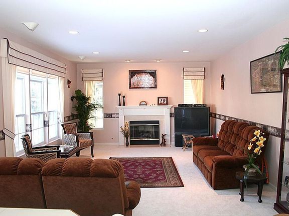 Family room - 22x15, 9' ceilings, marble fireplace, ceiling lights