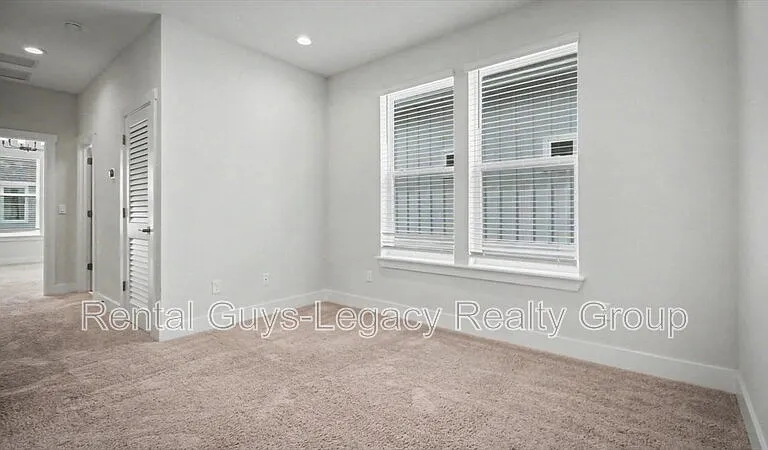 409 Crestview Dr — Photo 16