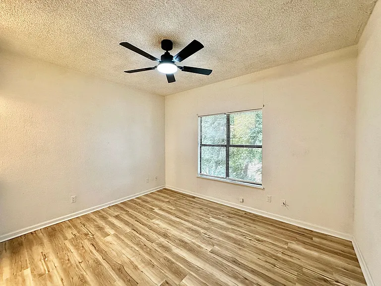 210 SW 17th St — Photo 14