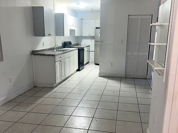 4th image of 810 NW 108th St Unit A