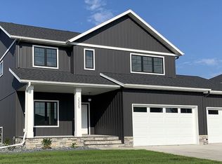 2305 38th St S, Moorhead, MN 56560